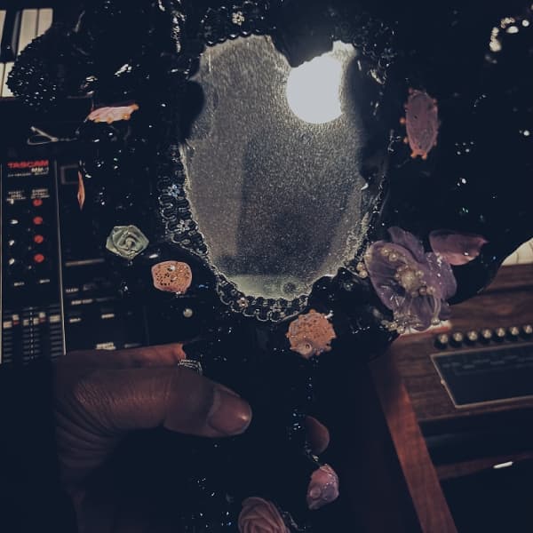 Maneka - Bathes And Listens (LP) (Coloured Vinyl)